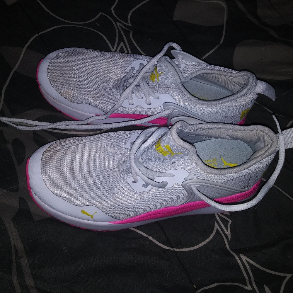 Tennis shoes